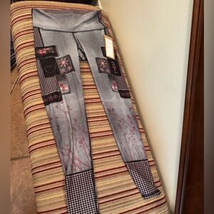 NEW WITH TAGS Niyama Sol Amelia Rose  Patterned Leggings